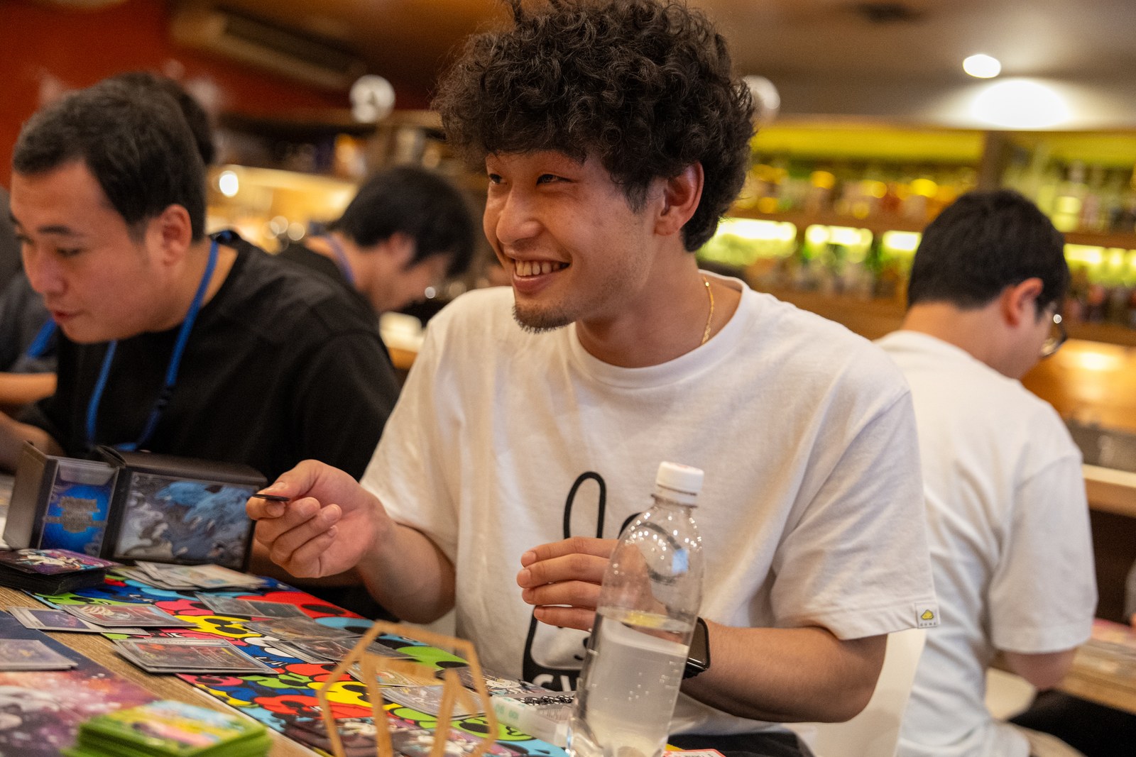 対戦中の一場面。カードを手に、笑顔も見られました。