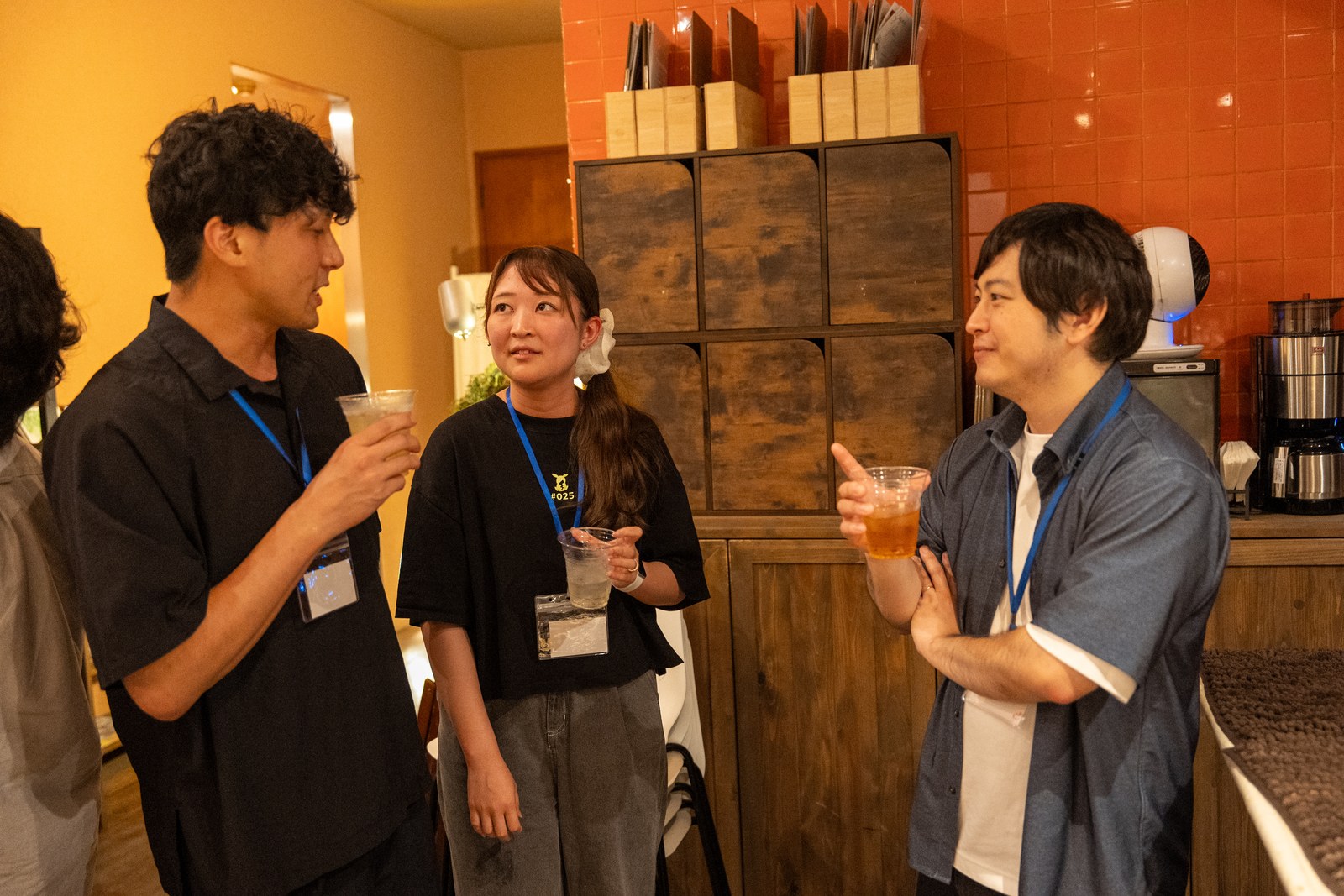 会場で立ち話をする3人